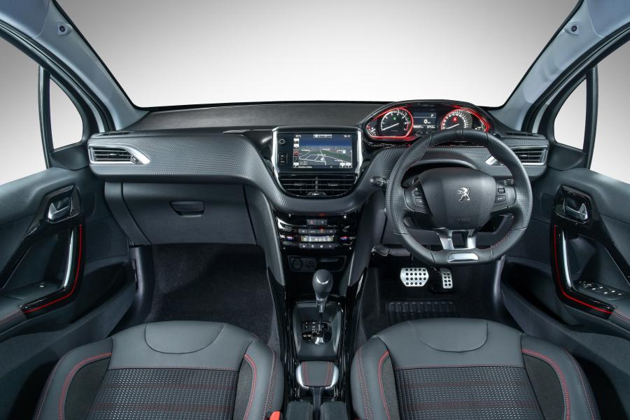 Торпедо Peugeot 2008 GT Line 2017 года  (ZA) (фото 4 из 40)